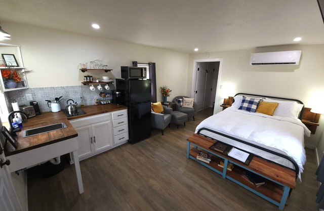 Stunning Modern Farmhouse Studio Cottage!