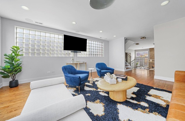 Stunning MODERN Home Downtown/RiverWest Close to Fulton Market & United Center