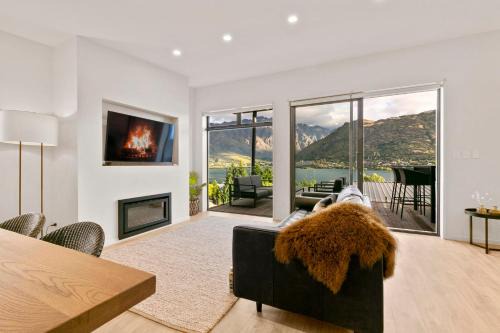 Stunning & modern home with fantastic lake views
