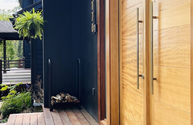 Stunning Modern Mountain Cottage with Incredible Views – 5 Mins to Downtown