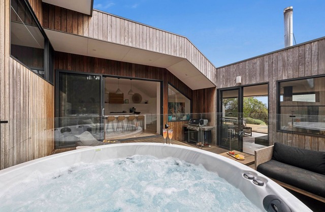 Stunning Modern Retreat I Ocean & Bush Views I Spa