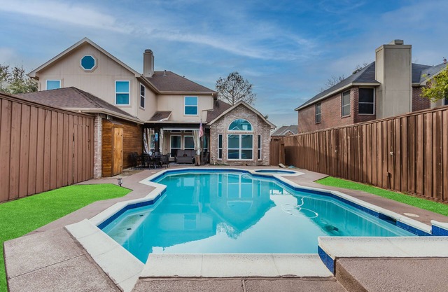 Stunning, Modern, Spacious Getaway,2 game rooms, Pool/Hot tub