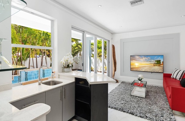 Stunning Modern Luxury Home with Pool & Roof Deck with Hot Tub
