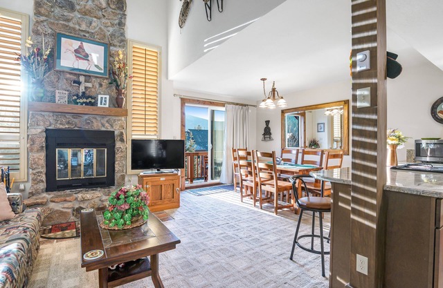 Stunning Mountain Condo Near the Slopes W/ Two Balconies, Mtn Views & WiFi