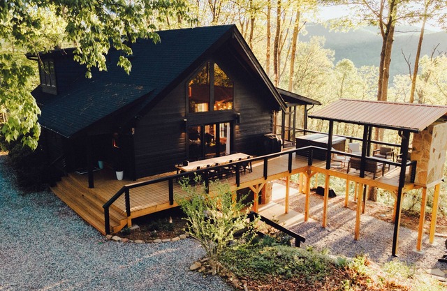 Stunning Mountain Views Cabin on 14 acres! Hot tub, Game room, 5mi to town.