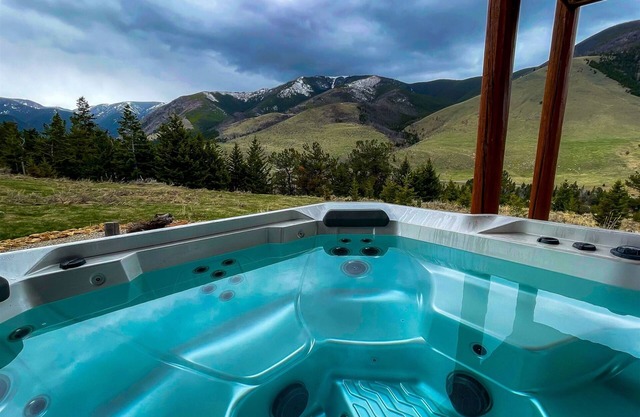 Stunning Mountain views, offers Wi-Fi, hot tub, and is dog friendly - Last Resort