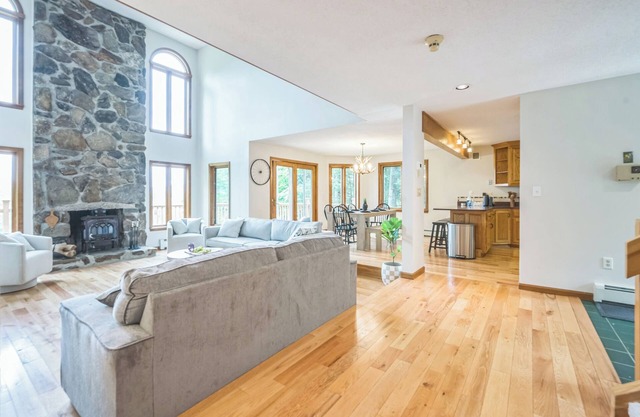 Stunning Mountain Views! Skiing & North Conway! Relax in the private Hot Tub!