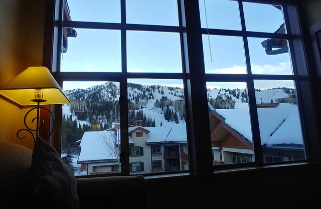 Impresionantes vistas a la montaña desde el tranquilo ático Powderhorn Condo