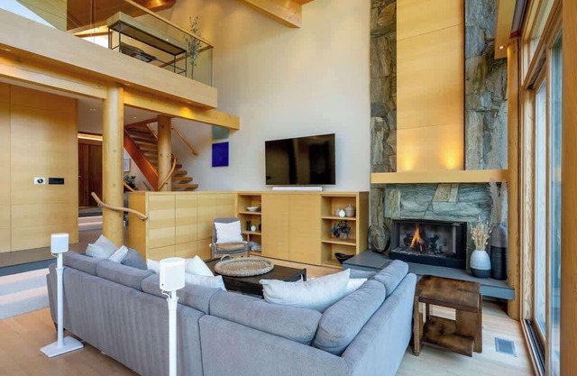 Stunning Mtn View, Air Con, Hot Tub, & Fireplace