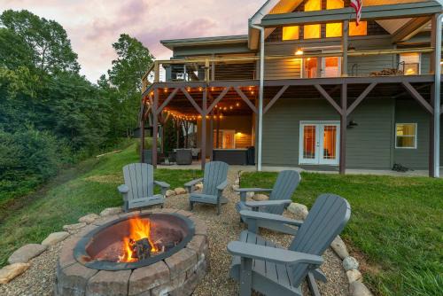 Stunning Mtn Views Hot Tub Fire Pit Sleeps 8