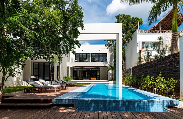 ¡Excelentes villas frente al mar de lado a lado!