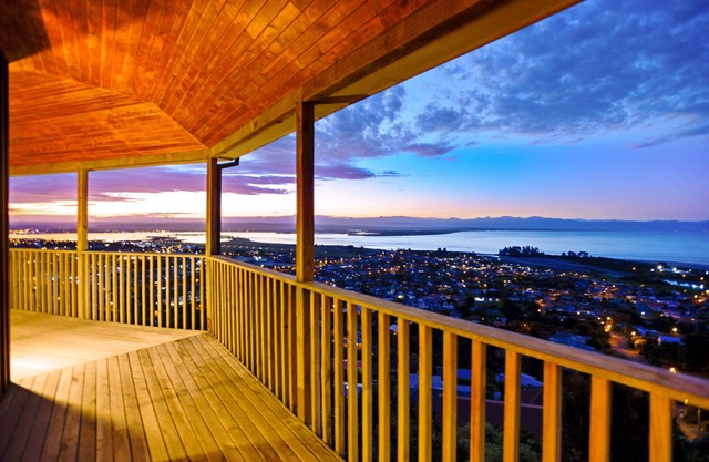 Impresionante Nelson Holiday Home con excepcionales vistas a la playa y al mar!