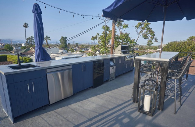Stunning New Build - 2 Bedroom - 2 Bath - Rooftop Deck in Los Angeles