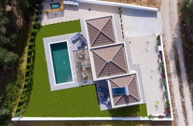 Impresionante villa contemporánea nueva, ubicada en un pueblo tranquilo - a 1 km de la playa