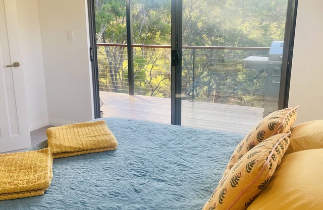 Stunning new family home within the treetops. So close to wineries & beach!