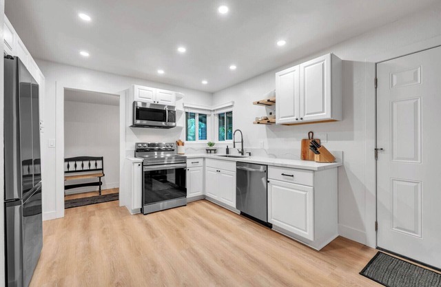 Stunning new renovation & beautifully furnished home! Safe Sac neighborhood!