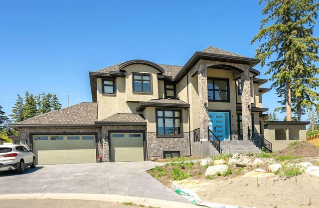 Stunning Newly Furnished 2 Bdrm Suite in Surrey