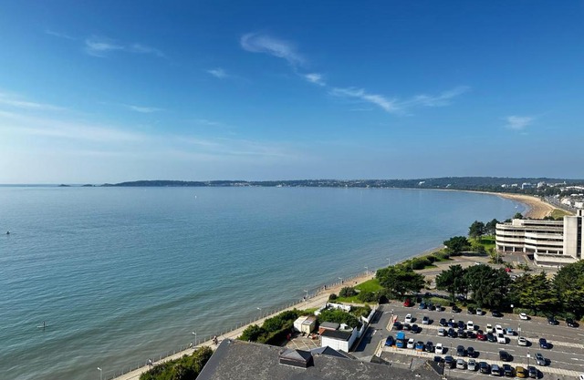Stunning Ocean & City View APT