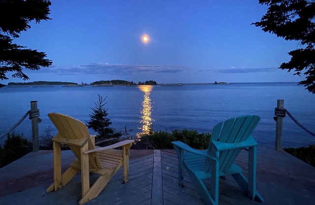 Stunning Ocean Front cottage, minutes from the beach