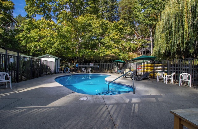Stunning Marina View Cottage on Pender Island