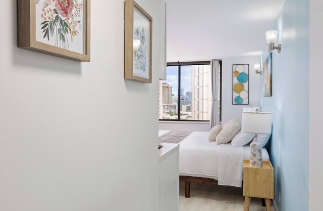 Stunning Ocean View/ Exquisite Renovated Studio/King Bed/Walk to Beach