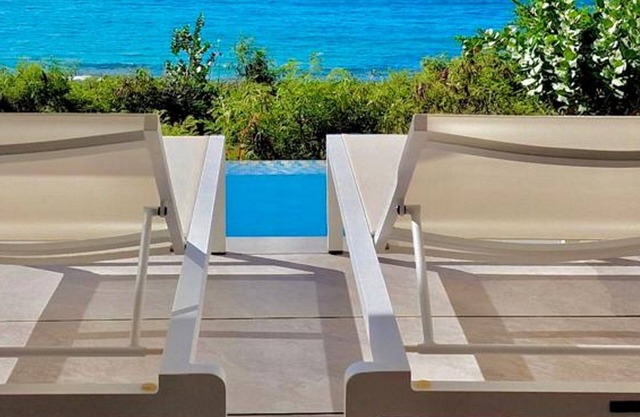Impresionante villa frente al mar con piscina privada