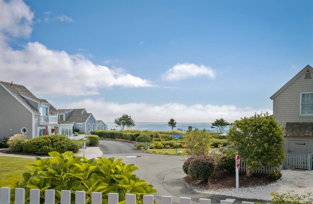 Stunning Ocean Views. Newly Renovated. Steps to Beach. Perfect Maushop Getaway.