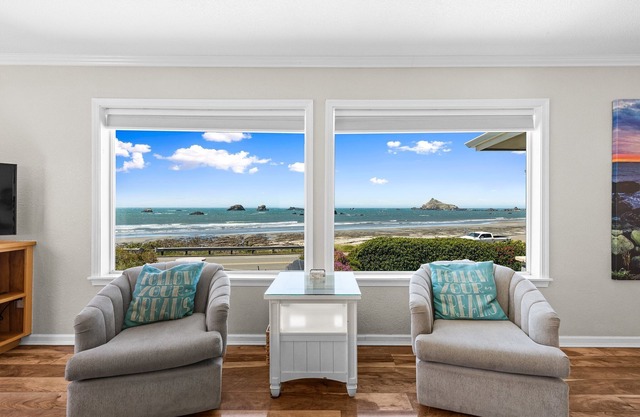 Impresionante propiedad frente al mar! Casa recientemente remodelada con VISTAS increíbles