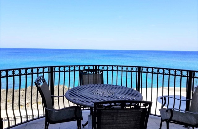 Stunning Oceanfront View/Spacious Condo--beside FIN, near Beach & Town
