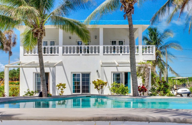 Impresionante villa frente al mar con piscina privada, muelle y relajante balcón.