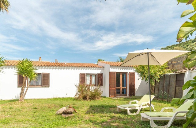 Preciosa casa de vacaciones privada con A/C, TV, patio, mascotas permitida y aparcamiento