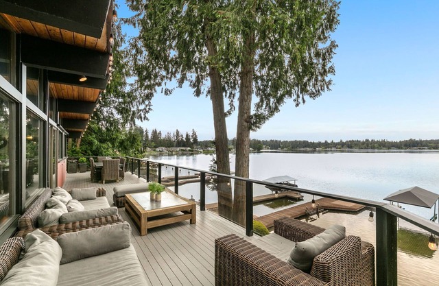 Impresionante Pacific Northwest Lakehouse en 100 'frente al mar cerca de Seattle!