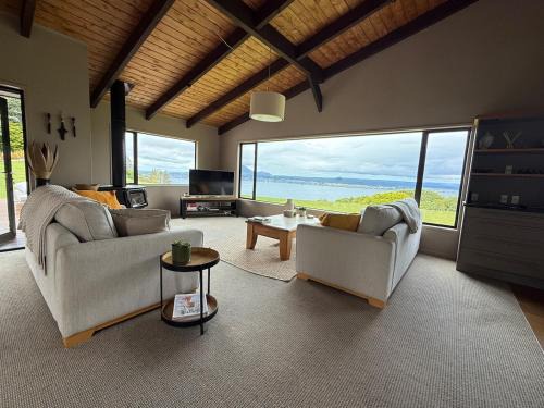 Stunning panoramic Lakeview , spa pool & privacy