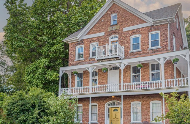 Stunning, Panoramic Riverview in Victorian Home