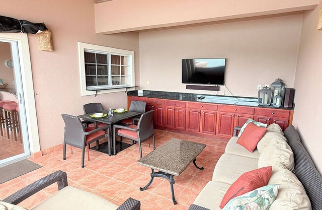 Ven a disfrutar de nuestro Penthouse Condo! Caminata a Cruz Bay.