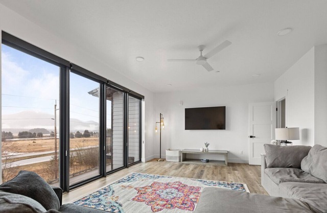 Stunning Penthouse Breathtaking Water Views! 302