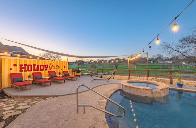 Stunning Pool overlooking Golf course with Game room