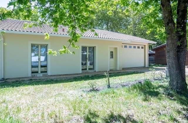 Preciosa casa de vacaciones privada con WIFI, A/C, TV, terraza, mascotas permitida y aparcamiento