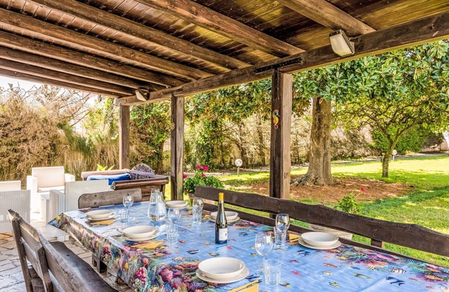 Preciosa casa de vacaciones privada con WIFI, TV, patio, mascotas permitida y aparcamiento