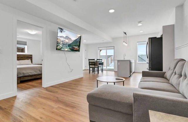 Stunning Private Suite | Free Wifi | Full Kitchen