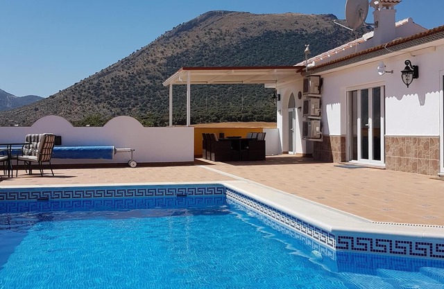 Impresionante villa privada con vista a la montaña y piscina, bienvenida a la verdadera España