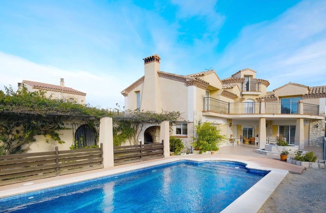 Stunning private villa for 6 people with WIFI, private pool, TV, patio and parking