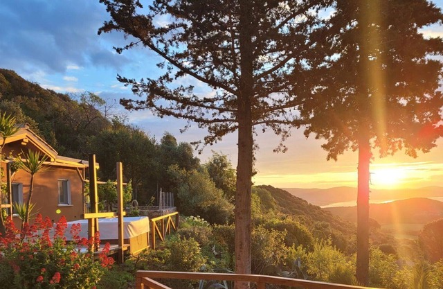 Stunning private villa for 6 guests with WIFI, hot tub, A/C, TV, patio, pets allowed and parking