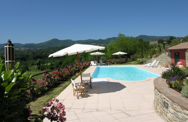 Stunning private villa for 9 guests with WIFI, private pool, TV and parking