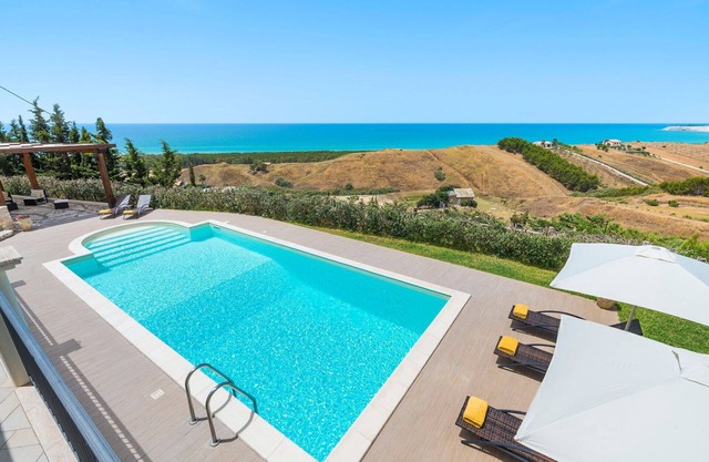 Preciosa casa de vacaciones privada con WIFI, piscina privada, A/C, terraza y aparcamiento