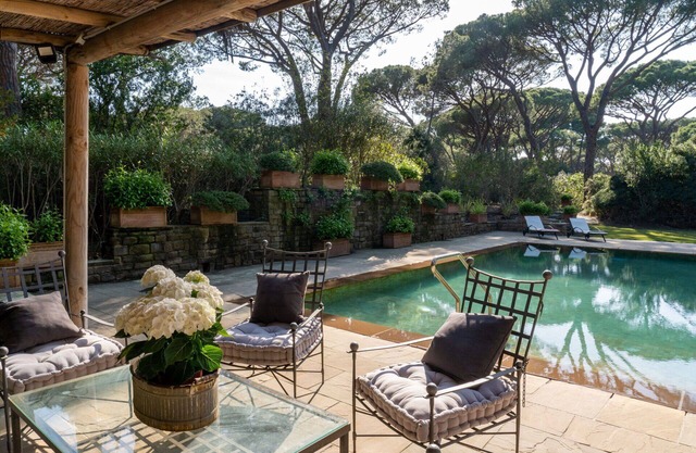 Stunning private villa with A/C, private pool, WIFI, patio, pets allowed, panoramic view and par.