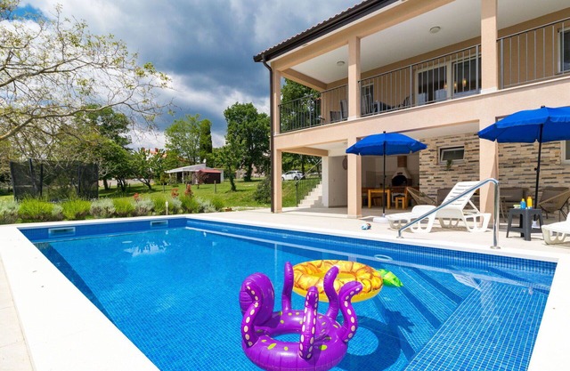 Preciosa casa de vacaciones privada con piscina privada, WIFI, A/C, TV, terraza y aparcamiento
