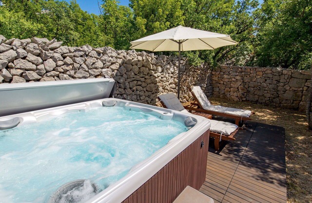 Estupenda casa de vacaciones privada con jacuzzi, A/C, WIFI, TV, terraza, aparcamiento