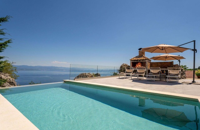 Stunning private villa for 8 people with WIFI, private pool, A/C, TV, terrace and parking