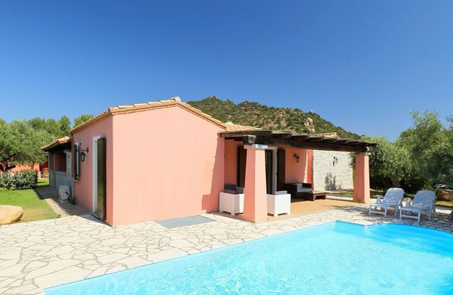 Stunning private villa for 8 guests with private pool, WIFI, TV, terrace, pets allowed and parking